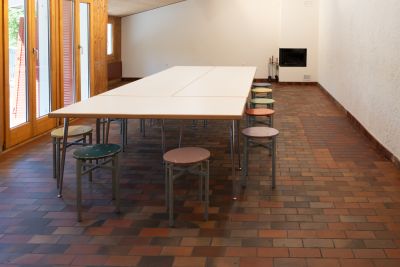 Aufenthaltsraum mit grossem Tisch
