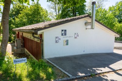 Giebelwand mit Schriftzug und Wappen