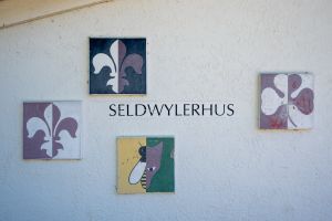 Schriftzug Seldwylerhus mit Abteilungswappen