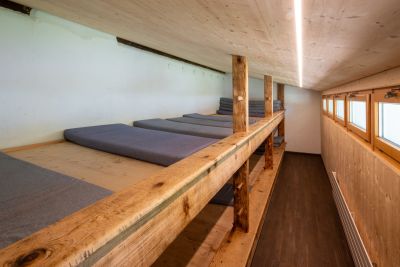 Schlafraum mit Matratzenlager