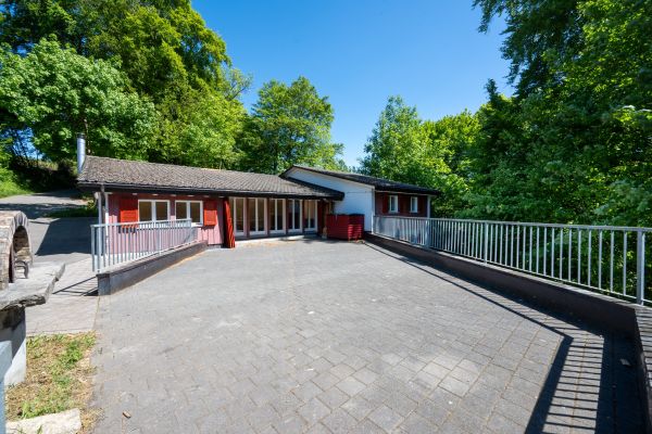 Terrasse und Vorplatz des Pfadiheims Seldwylerhus im Sommer