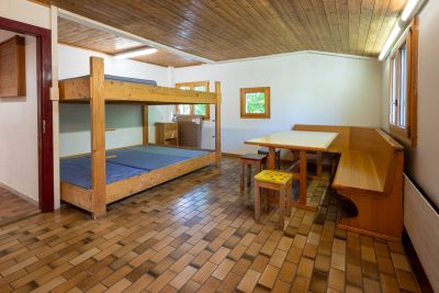 Kleiner Schlafraum mit Doppelstockbett und Eckbank