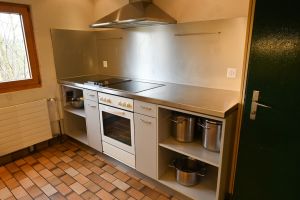 K&uuml;che mit Geschirr f&uuml;r 30 Personen