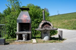 Grillstelle und Pizzaofen beim Pfadiheim